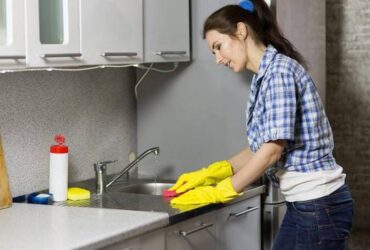 Women-cleaning-kitchen